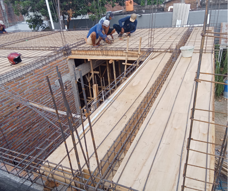 Hệ thống ván khuôn sàn lắp đặt đúng kỹ thuật, đảm bảo độ phẳng và ổn định kết cấu.