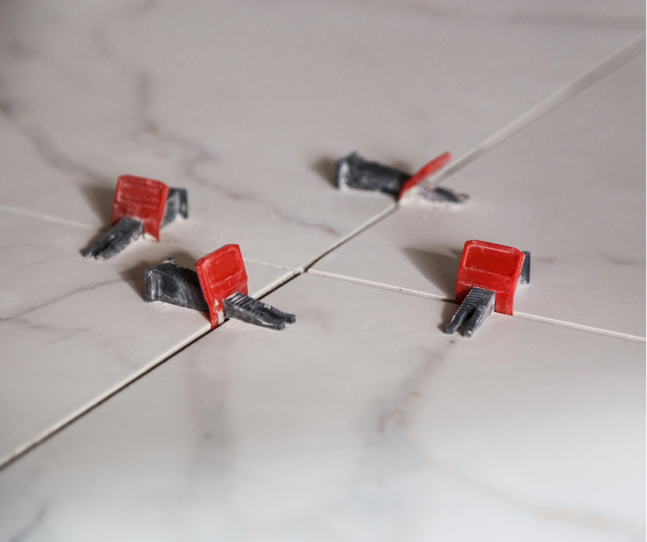 Ke, nêm cân bằng gạch được sử dụng khi ốp lát giúp bề mặt gạch phẳng và đều mạch.