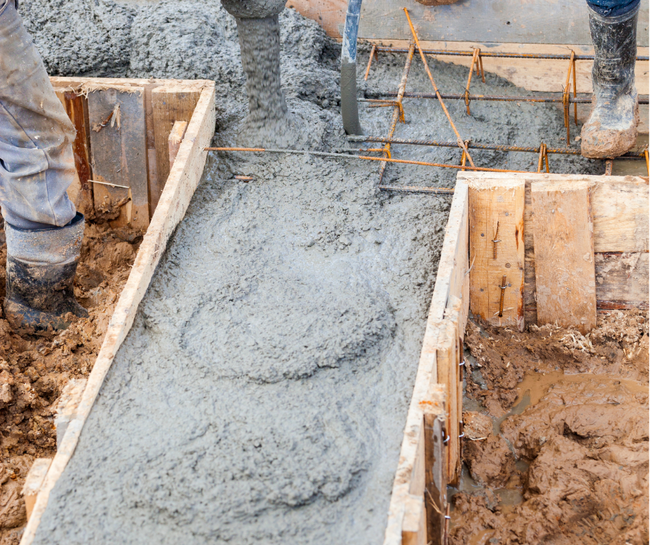Kiểm tra ván khuôn móng trước khi đổ bê tông nhằm đảm bảo độ kín và đúng kích thước.