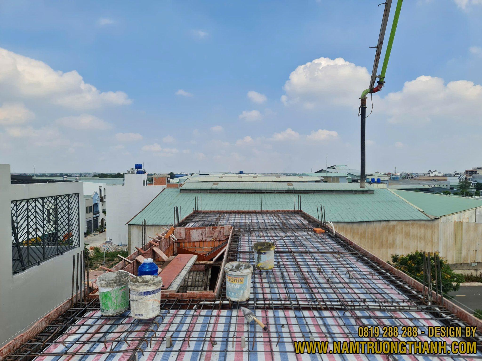 Thi công cốt thép và chuẩn bị đổ bê tông sàn tầng trên.