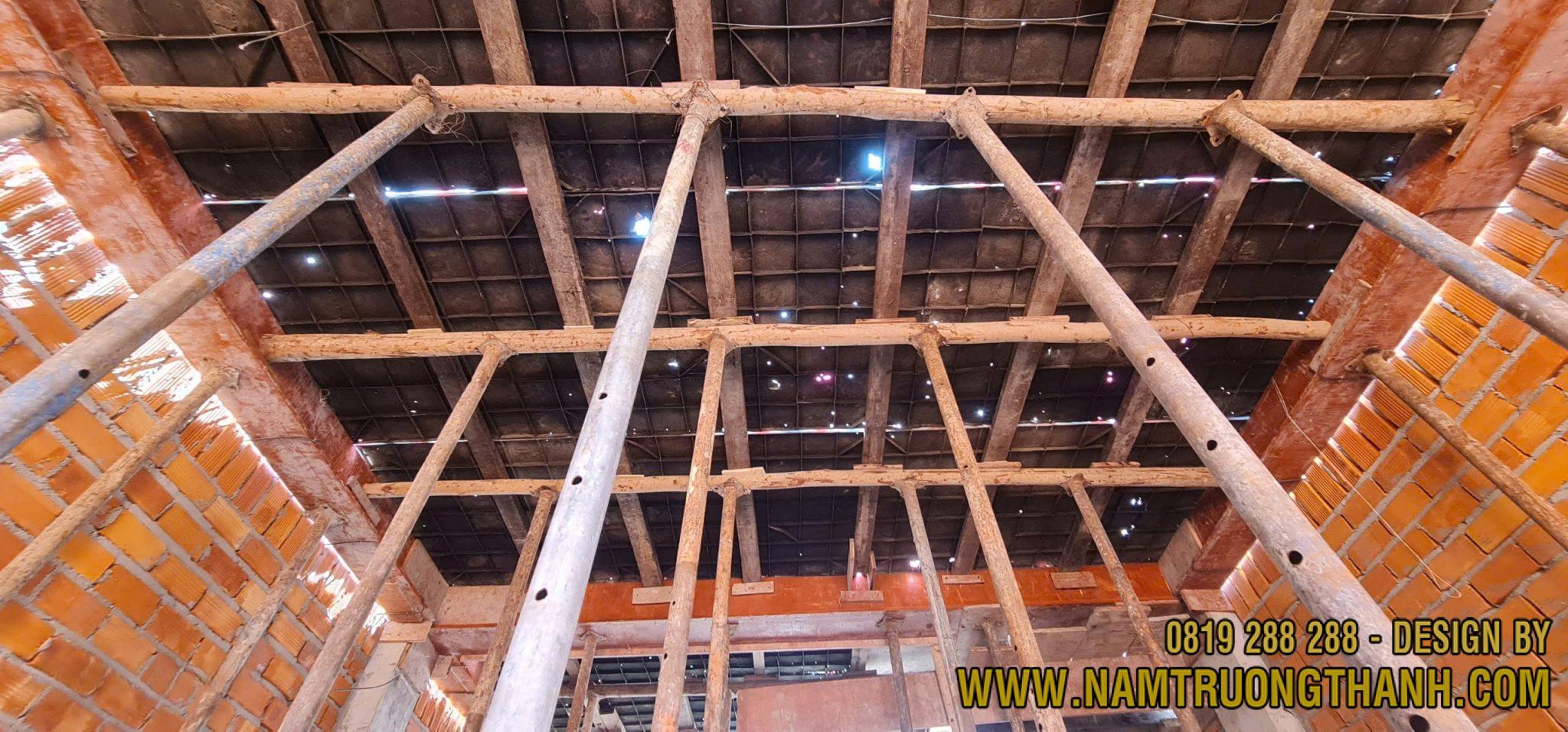 Lắp dựng hệ thống giàn giáo và cốp pha, tạo khuôn vững chắc cho kết cấu sàn.