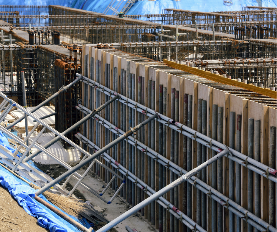Ván khuôn cốp pha tường cột được chống đỡ bằng giàn giáo thép tại công trường xây dựng.
