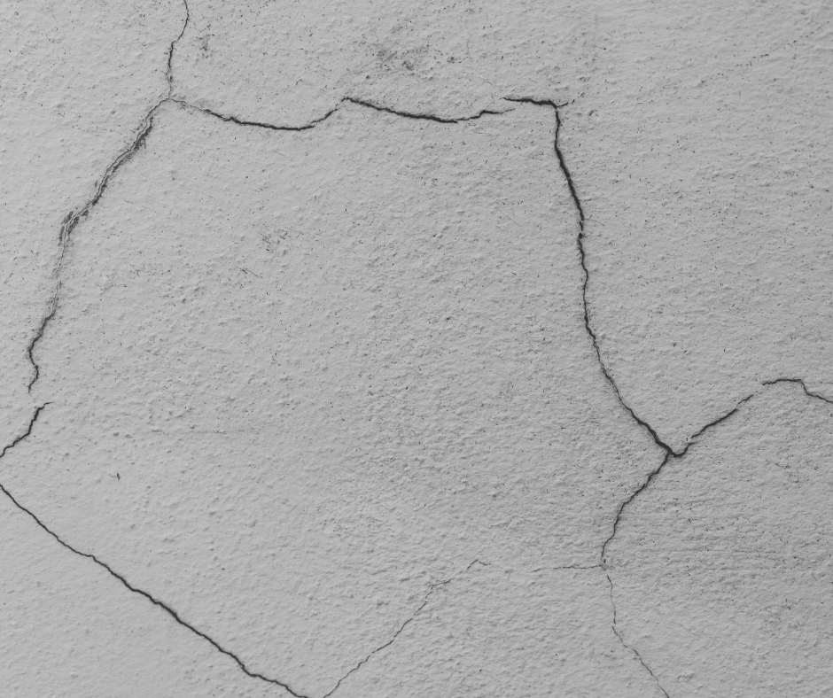 Vết nứt xuất hiện trên bề mặt bê tông do bảo dưỡng không đúng cách.