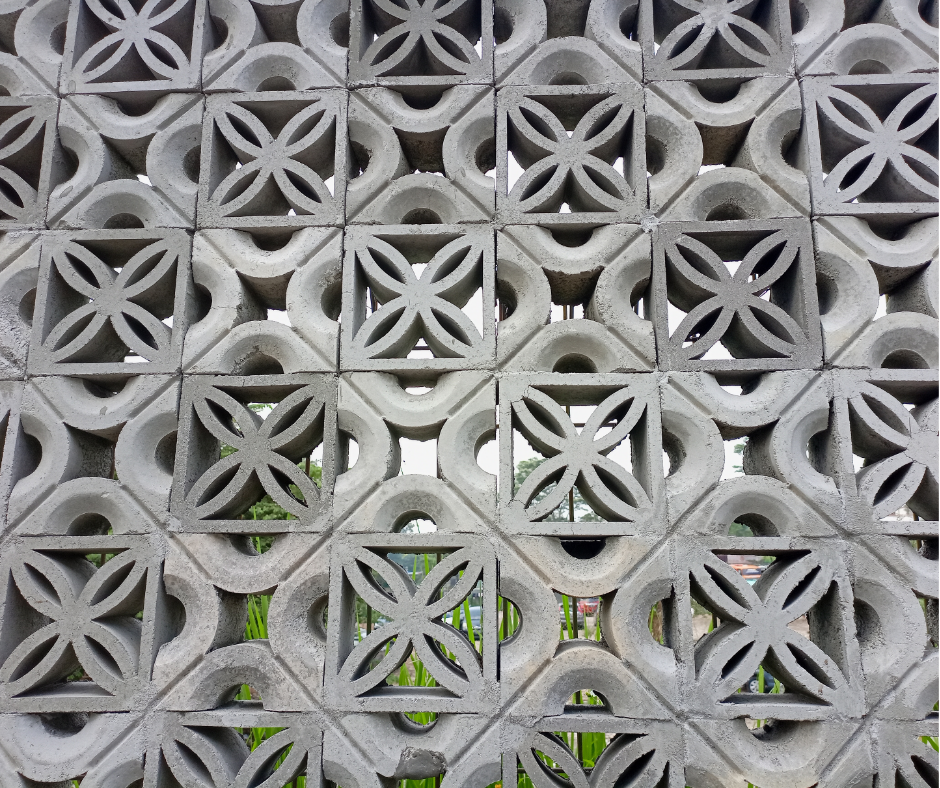 Tường gạch bông gió tạo khe thoáng và giảm bức xạ nhiệt cho mặt tiền hướng Tây.