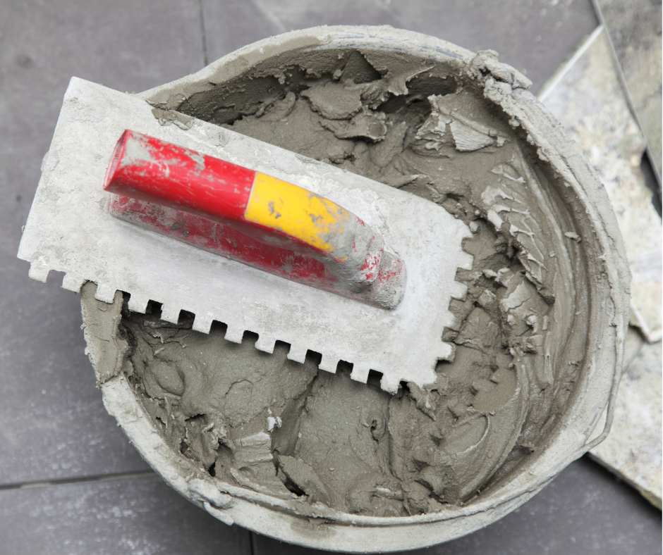 Bay răng cưa dùng để trải keo dán gạch trong thi công ốp lát.