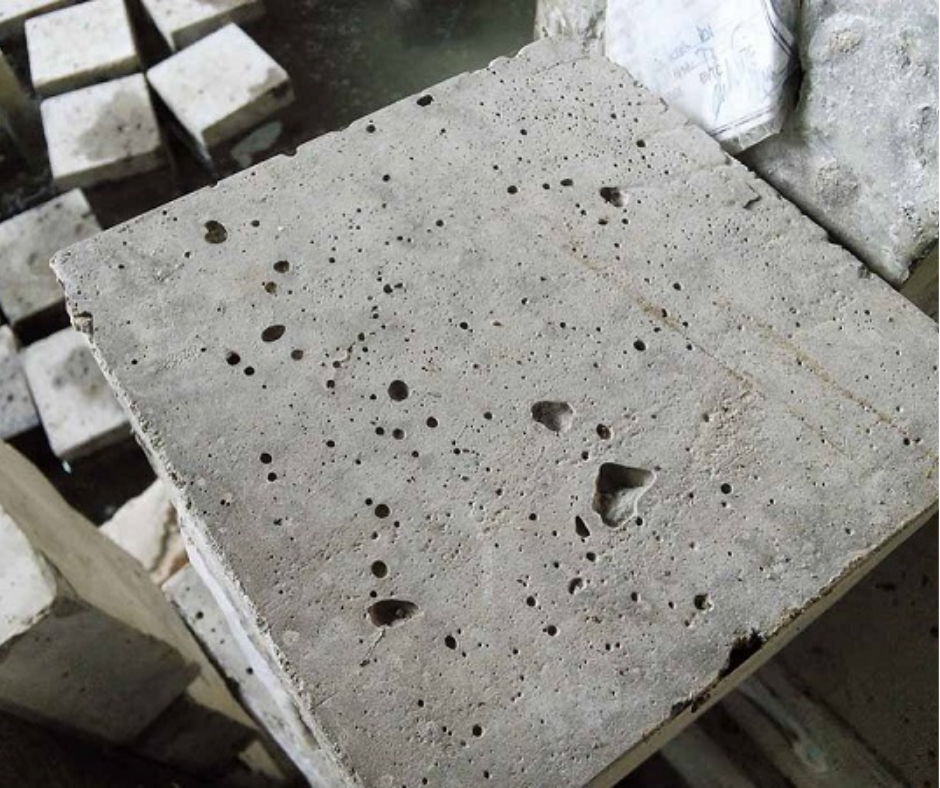 Mặt bê tông bị rỗ tổ ong do đầm không kỹ và ván khuôn lắp đặt không kín.