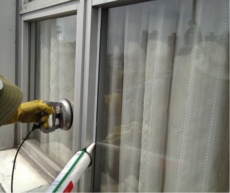 Thi công bơm keo silicon chống thấm cho cửa kính nhôm.