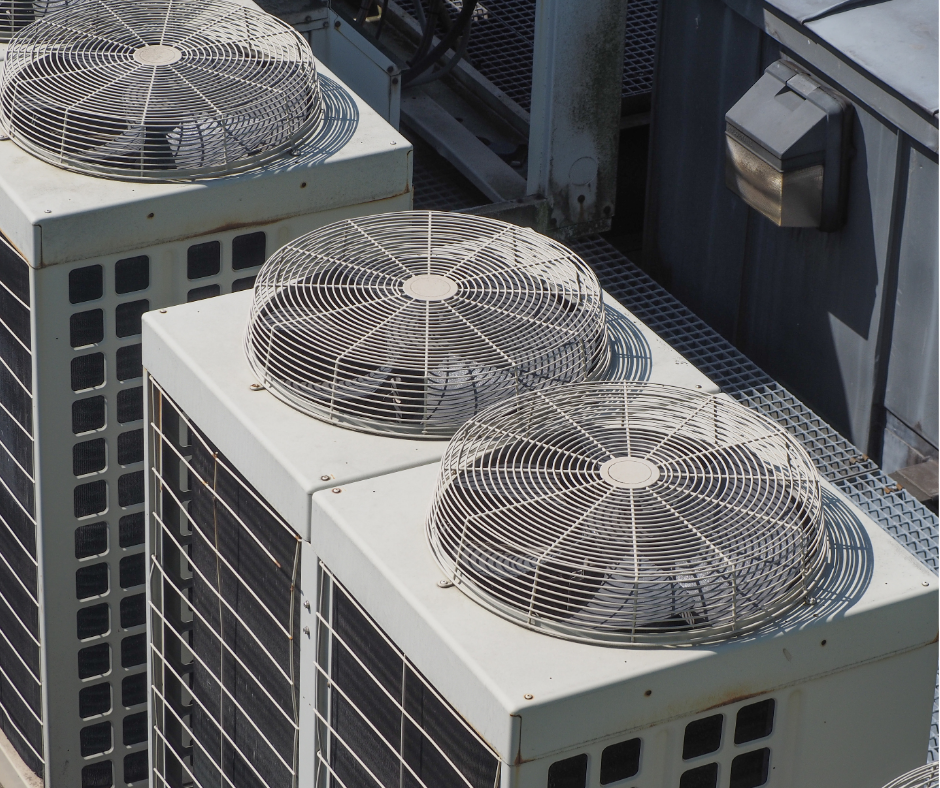 Hệ thống dàn nóng máy điều hòa đặt trên mái, gồm các quạt tản nhiệt hoạt động ngoài trời.