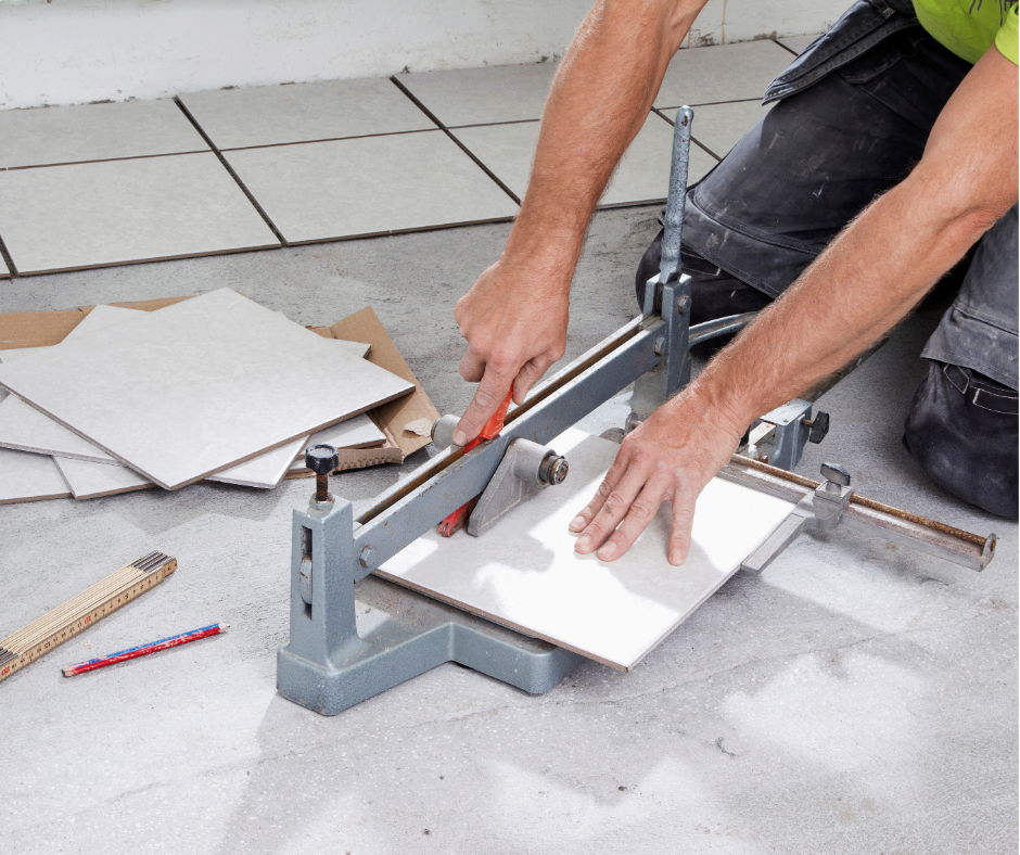 Cắt gạch bằng máy để đạt kích thước chuẩn.