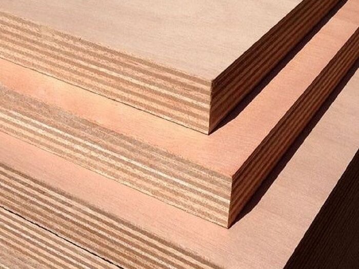 Cấu trúc nhiều lớp của gỗ Plywood được ép chặt.