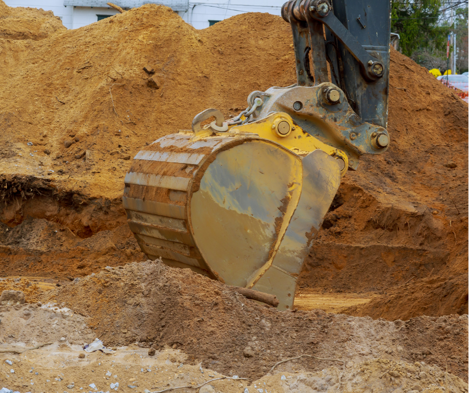 Máy xúc đang thi công đào đất tạo hố móng cho công trình.