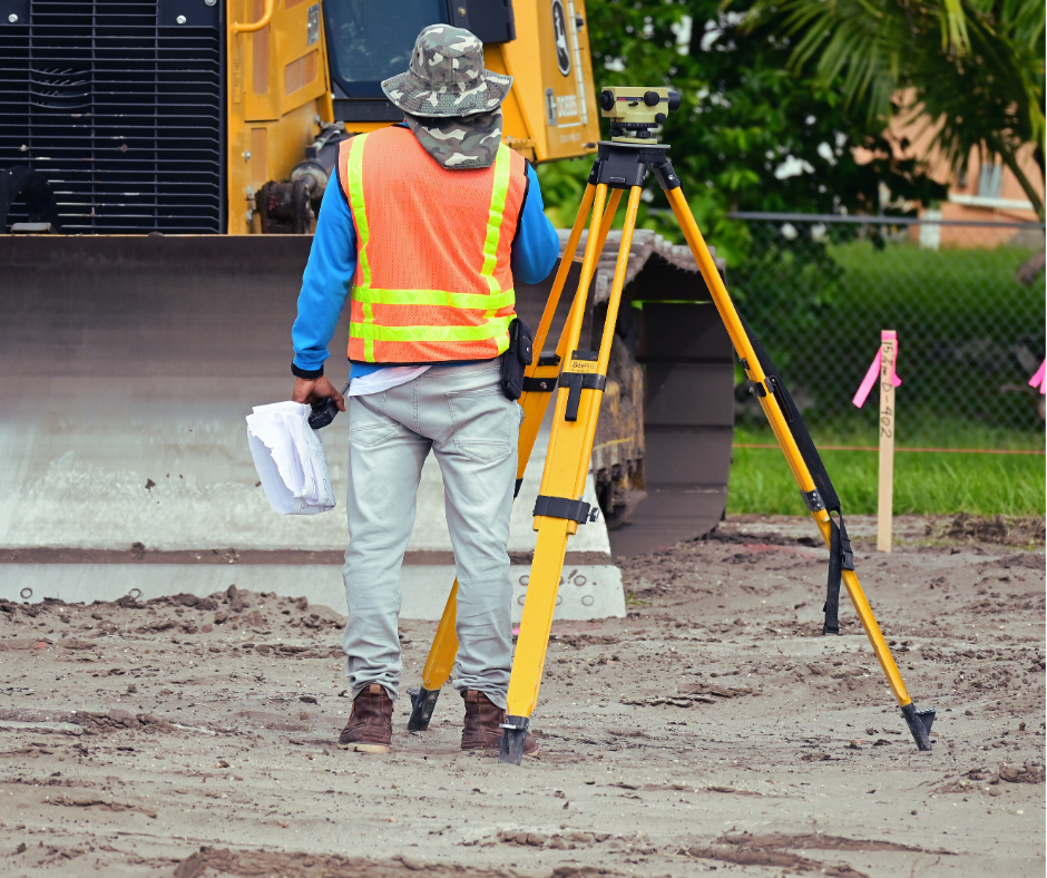 Kỹ sư đang khảo sát và định vị móng công trình bằng máy thủy bình.