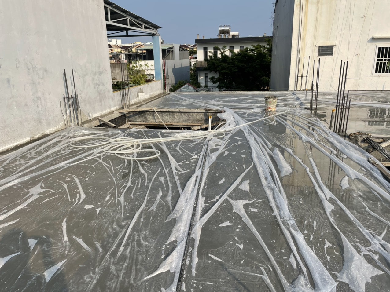 Che phủ bề mặt bê tông bằng bạt nilon