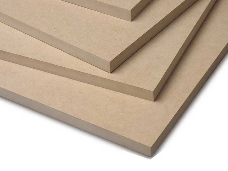 Mặt cắt gỗ HDF dày, mịn, cấu trúc sợi ép đặc.