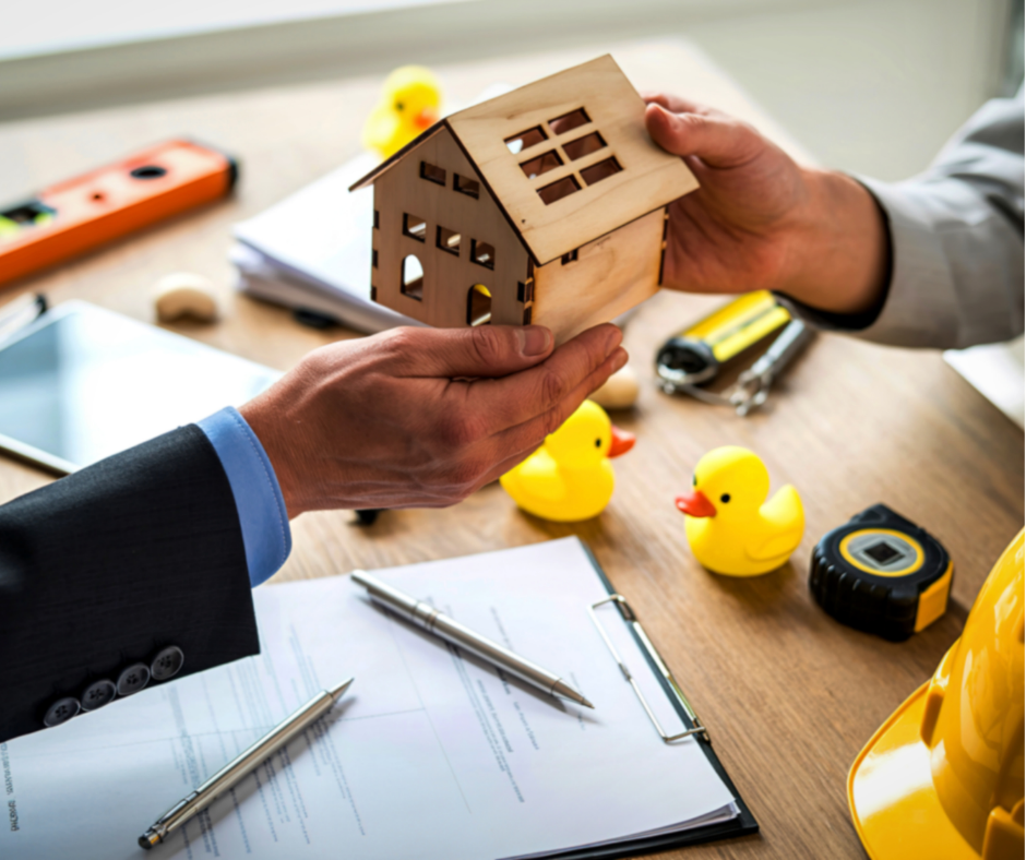 Hình ảnh mô hình ngôi nhà gỗ tượng trưng cho khái niệm mượn tuổi làm nhà trong phong thủy