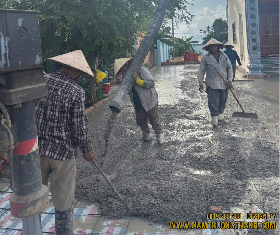 Đổ bê tông lót móng và kiểm soát chiều dày lớp bê tông lót.