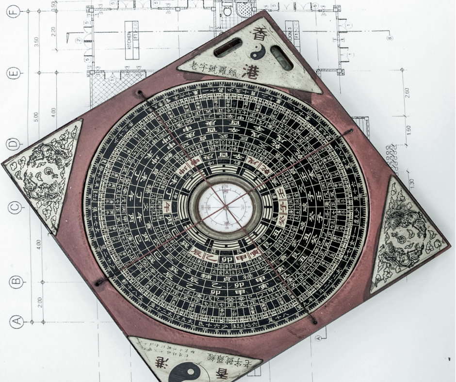 La bàn phong thủy và bản vẽ nhà thể hiện tiêu chí chọn người cho mượn tuổi làm nhà