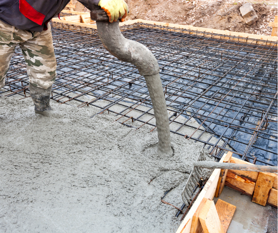 Thi công đổ bê tông lót móng làm phẳng đáy móng công trình.