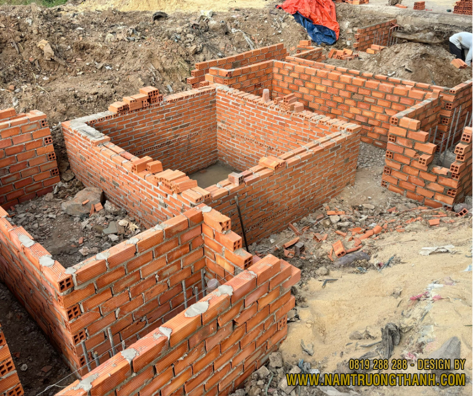 Công trình xây dựng phần móng minh hoạ việc chọn tháng khởi công làm nhà năm 2026