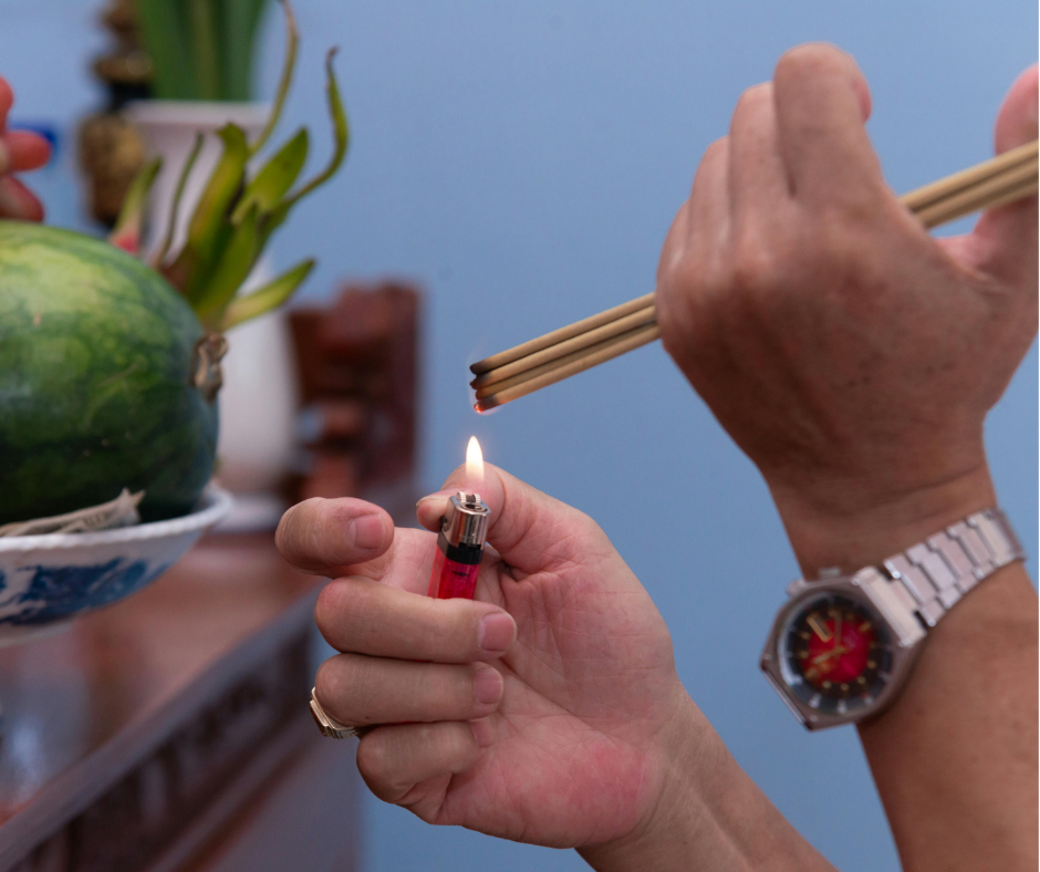 Gia chủ thực hiện nghi lễ chuộc nhà khi mượn tuổi làm nhà theo phong tục truyền thống