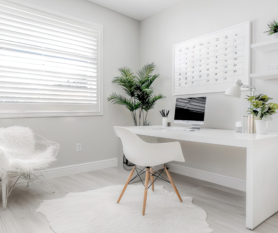 Không gian làm việc phong cách tối giản với tông trắng, thiết kế tinh gọn và ánh sáng tự nhiên.