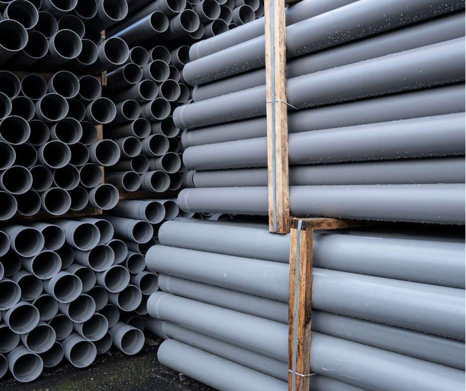 Ống nhựa xây dựng xếp thành bó dùng cho hệ thống cấp thoát nước.