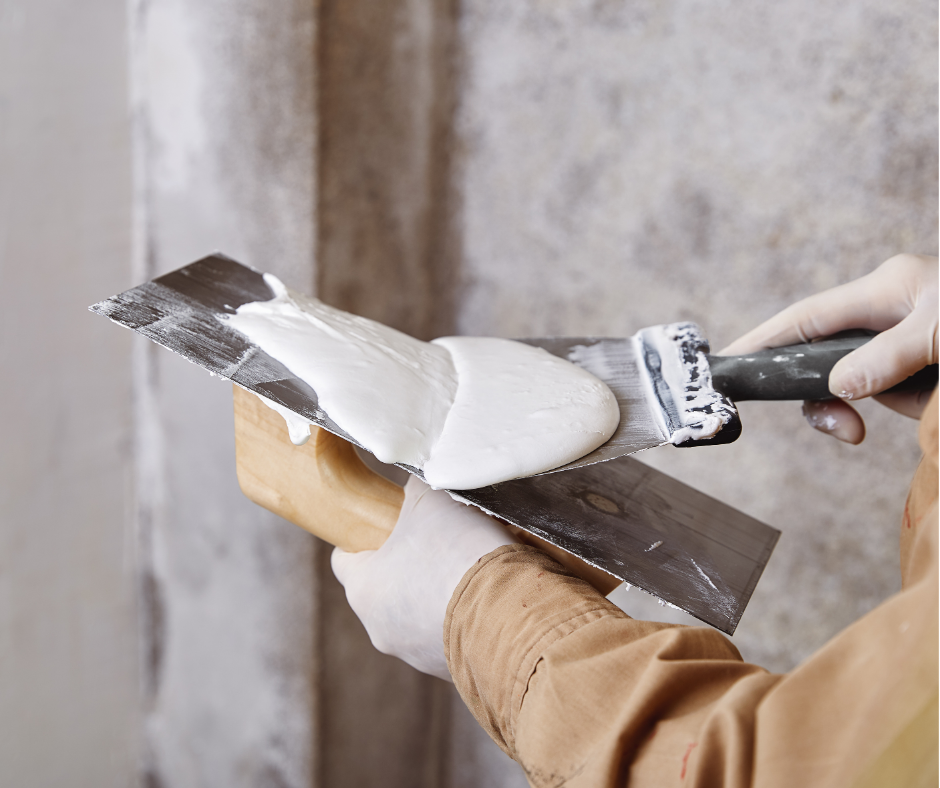 Chuẩn bị hỗn hợp thạch cao để thi công tường.