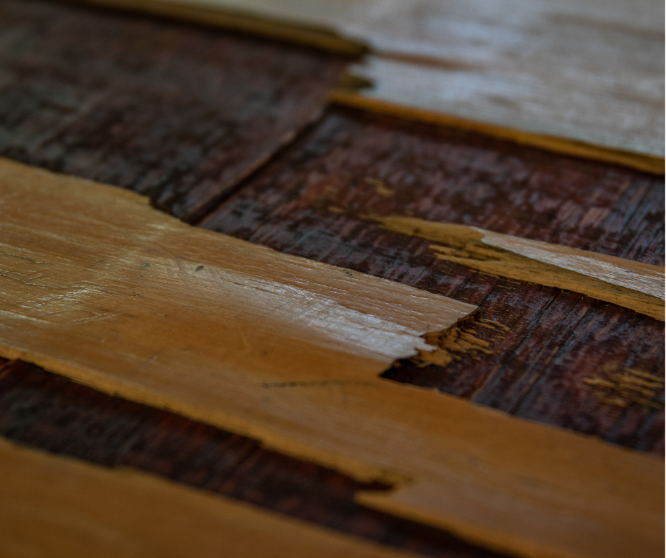 Sàn gỗ công nghiệp bị bong tróc và hư hỏng do thấm nước lâu ngày