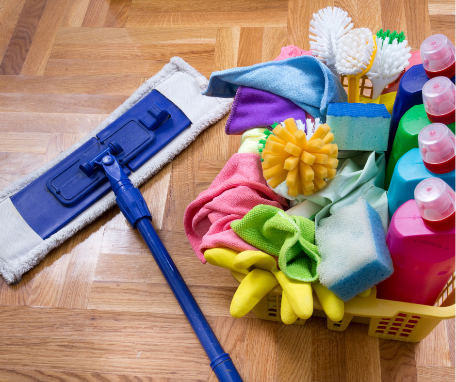 Dọn dẹp và vệ sinh nhà mới trước khi chuyển vào