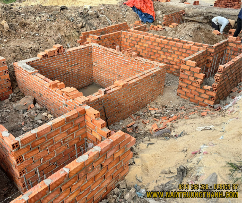 Thi công móng nhà trong hẻm nhỏ với không gian chật hẹp, tường xây sát công trình liền kề