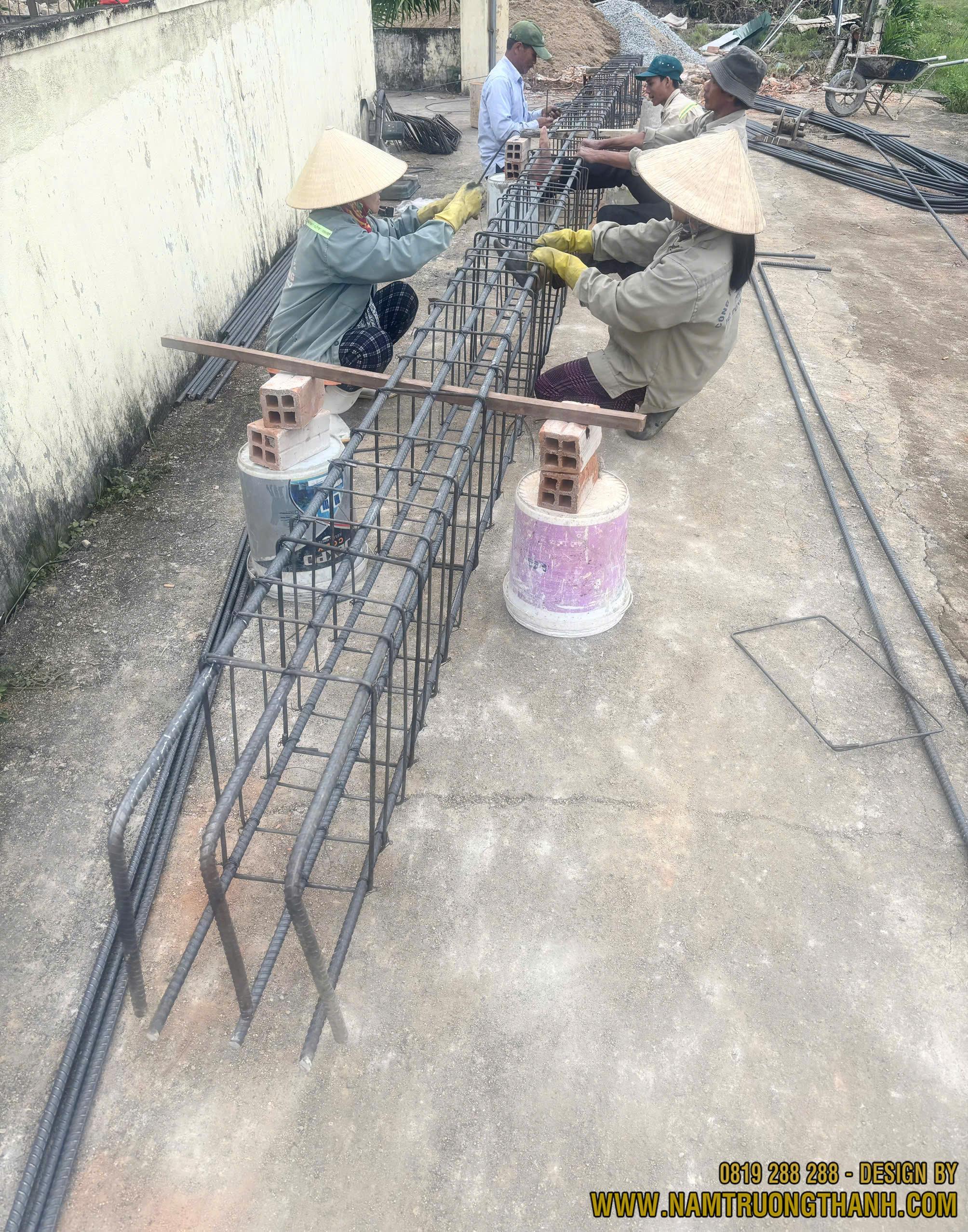 Gia công, buộc cốt thép đà kiềng móng nhà phố trước khi đổ bê tông.