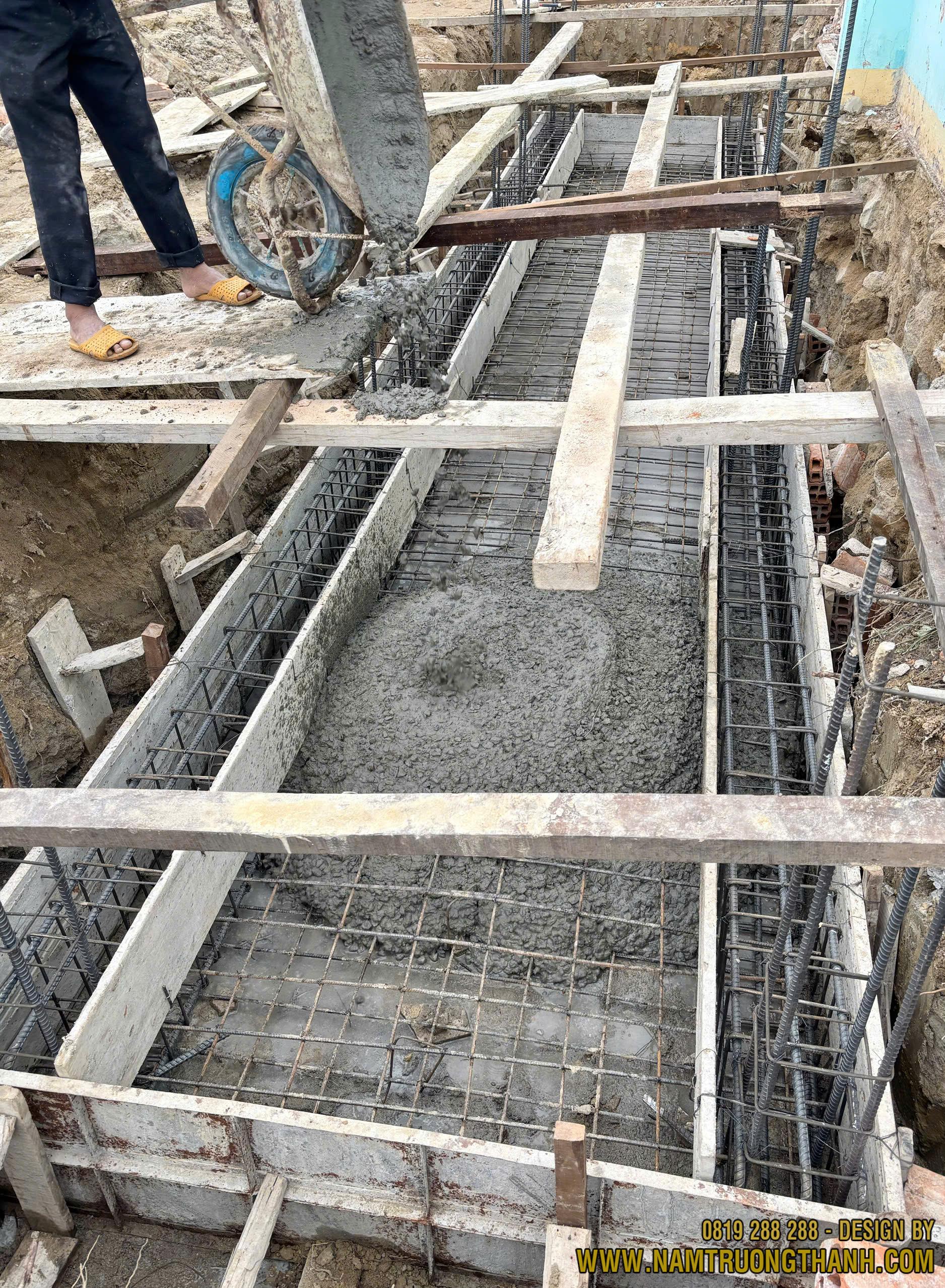Đổ bê tông đà kiềng móng nhà phố sau khi hoàn thiện cốt thép.