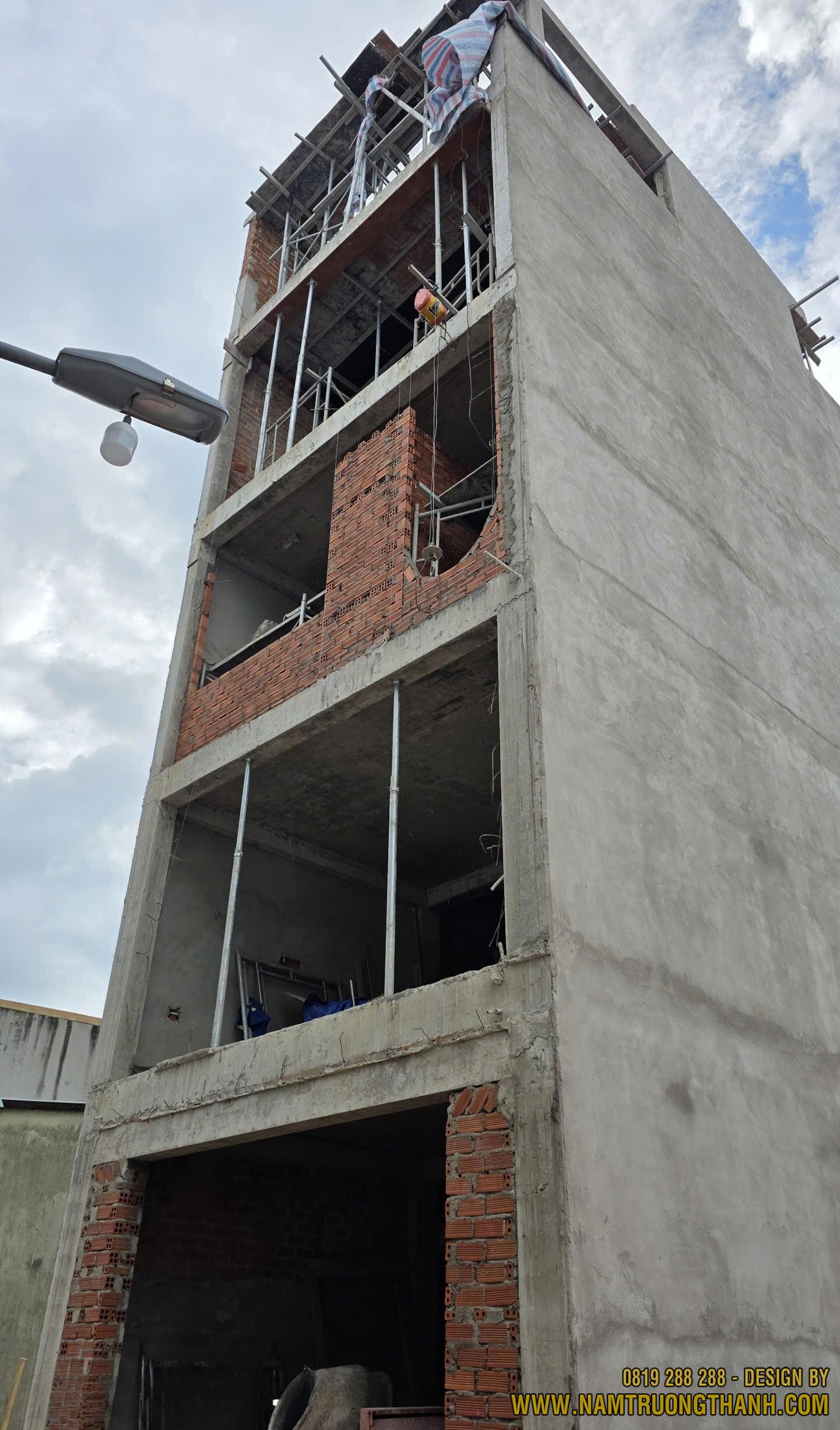 Thi công phần thô nhà ở gồm khung bê tông cốt thép và xây tường