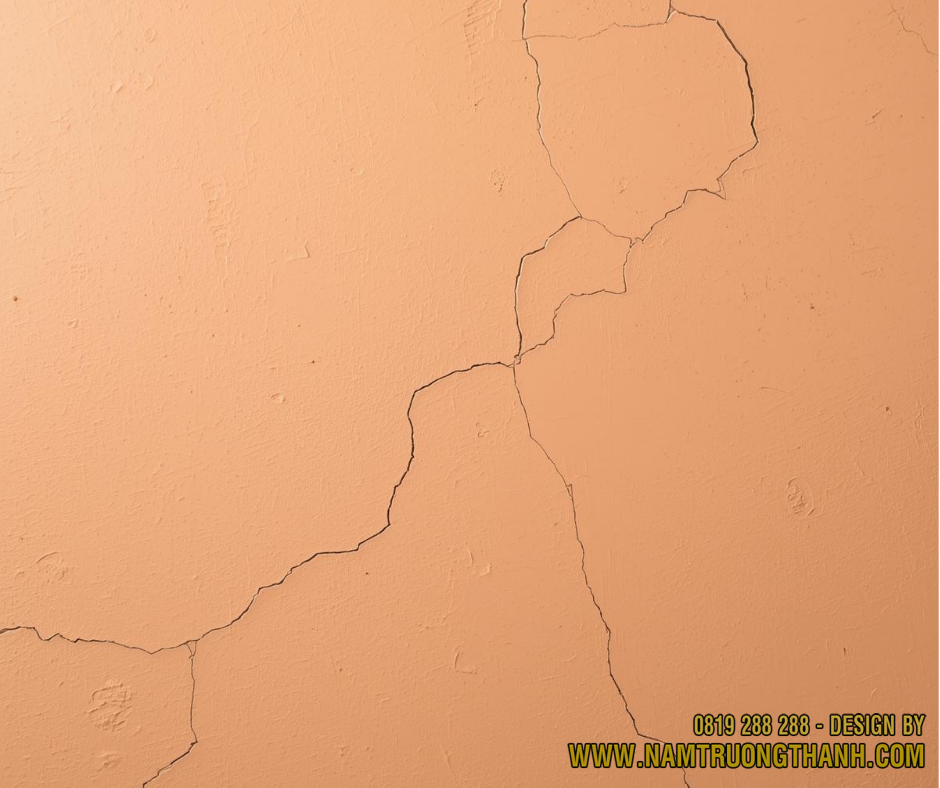 Vết nứt chân chim xuất hiện trên bề mặt tường nhà do co ngót vật liệu