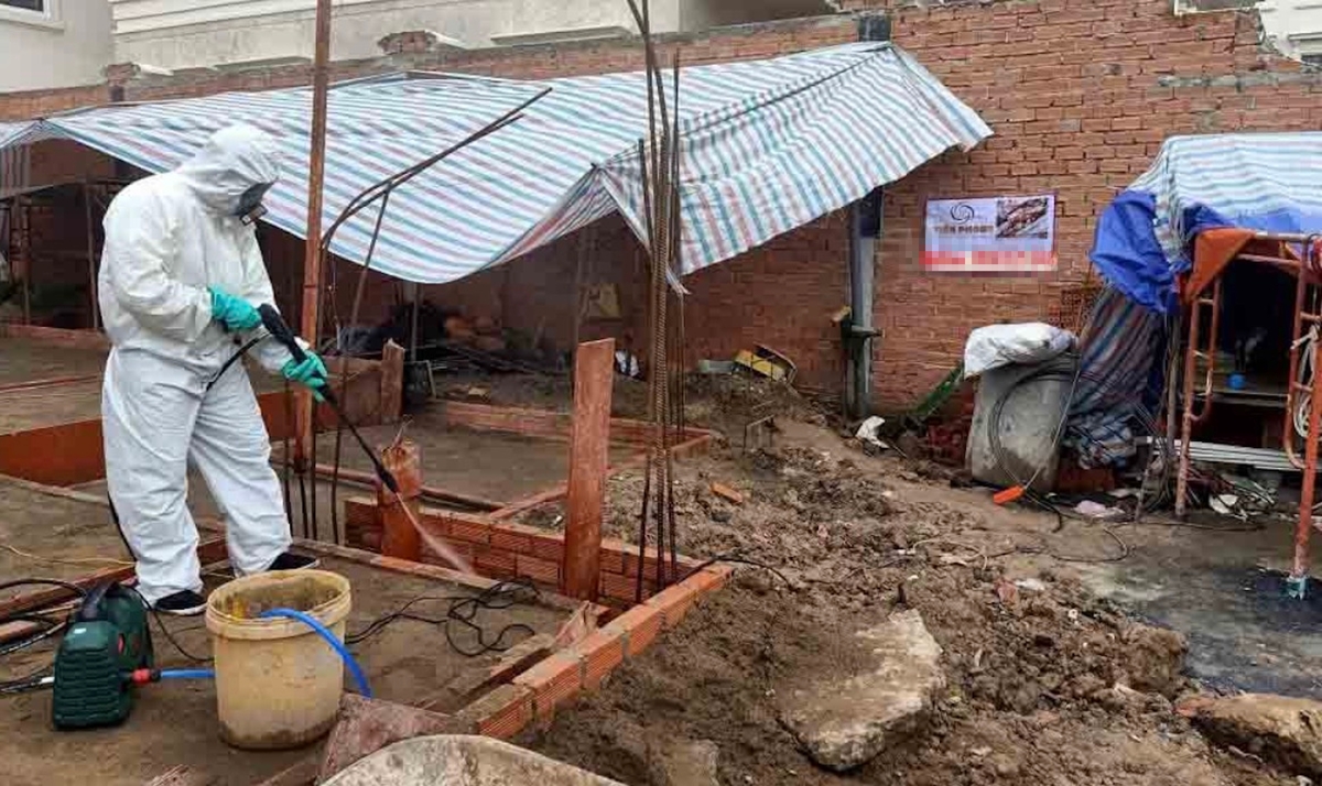 Phun thuốc chống mối nền móng trước khi xây nhà nhằm ngăn mối mọt xâm nhập từ dưới đất.
