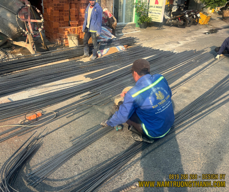 Công nhân cắt và gia công sắt thép chuẩn bị thi công kết cấu móng.