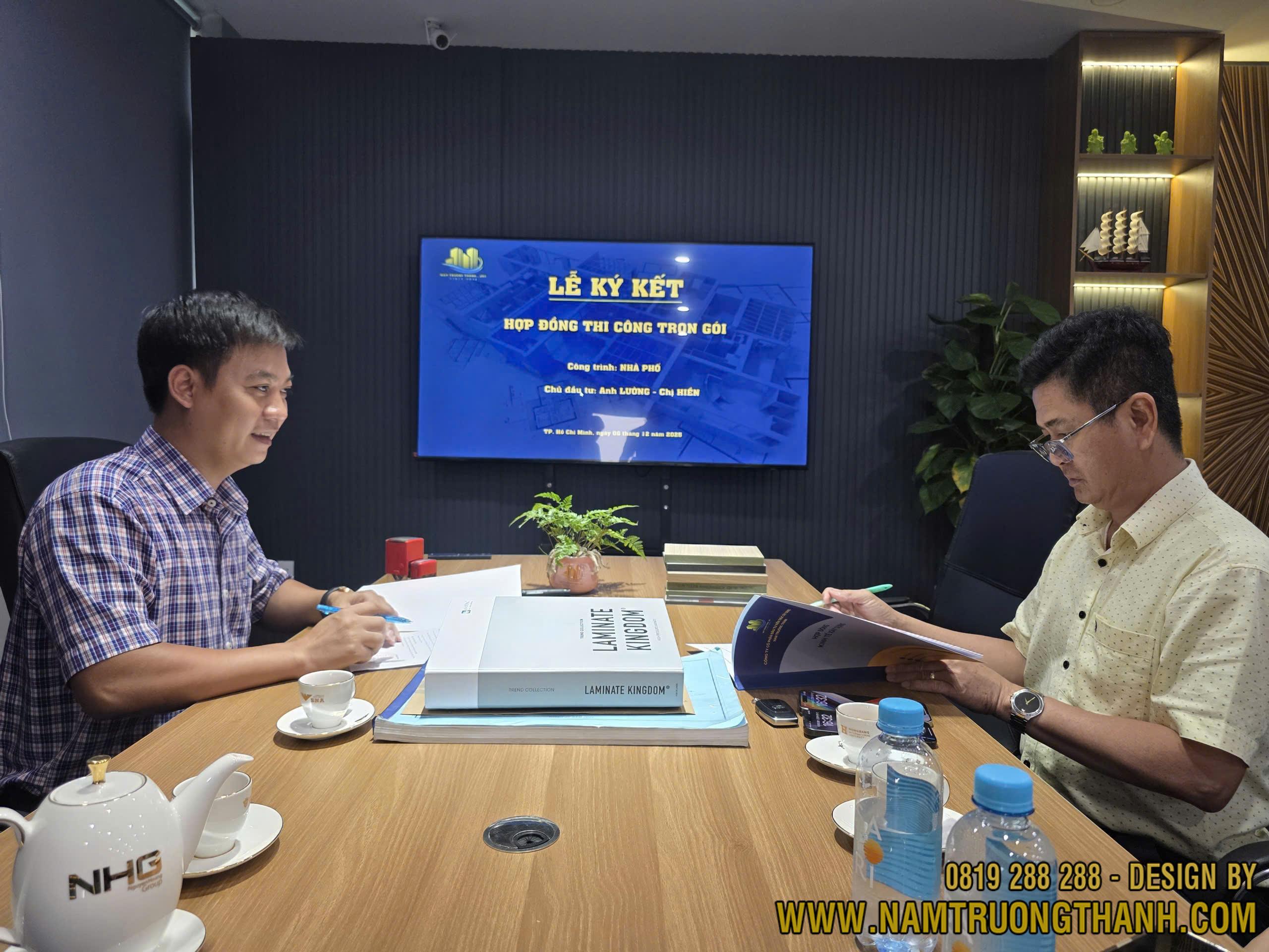 Lễ ký kết hợp đồng thi công trọn gói giữa chủ nhà và nhà thầu.