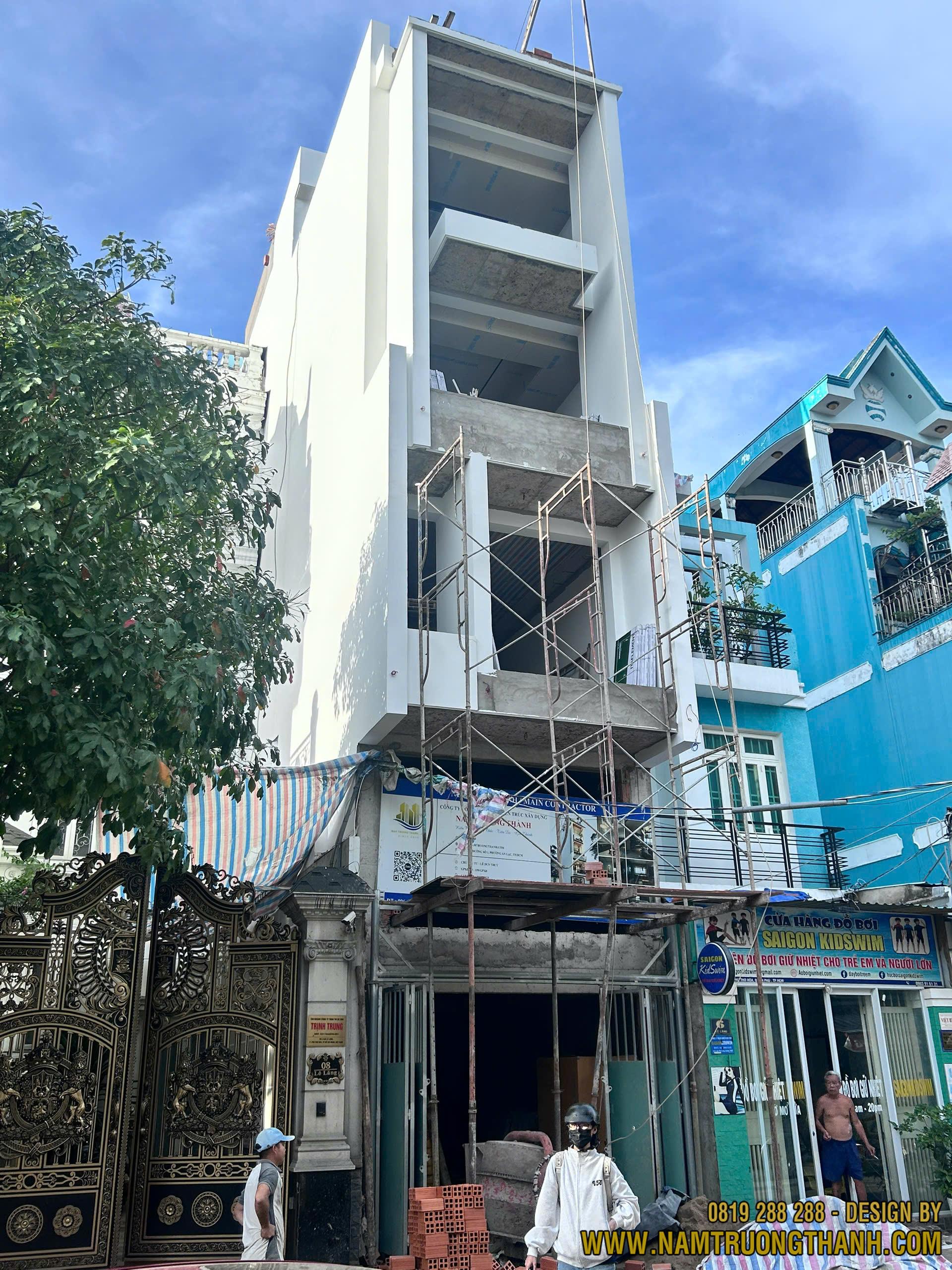 Toàn cảnh mặt tiền công trình nhà phố 4 tầng đang lắp dựng giàn giáo hoàn thiện.