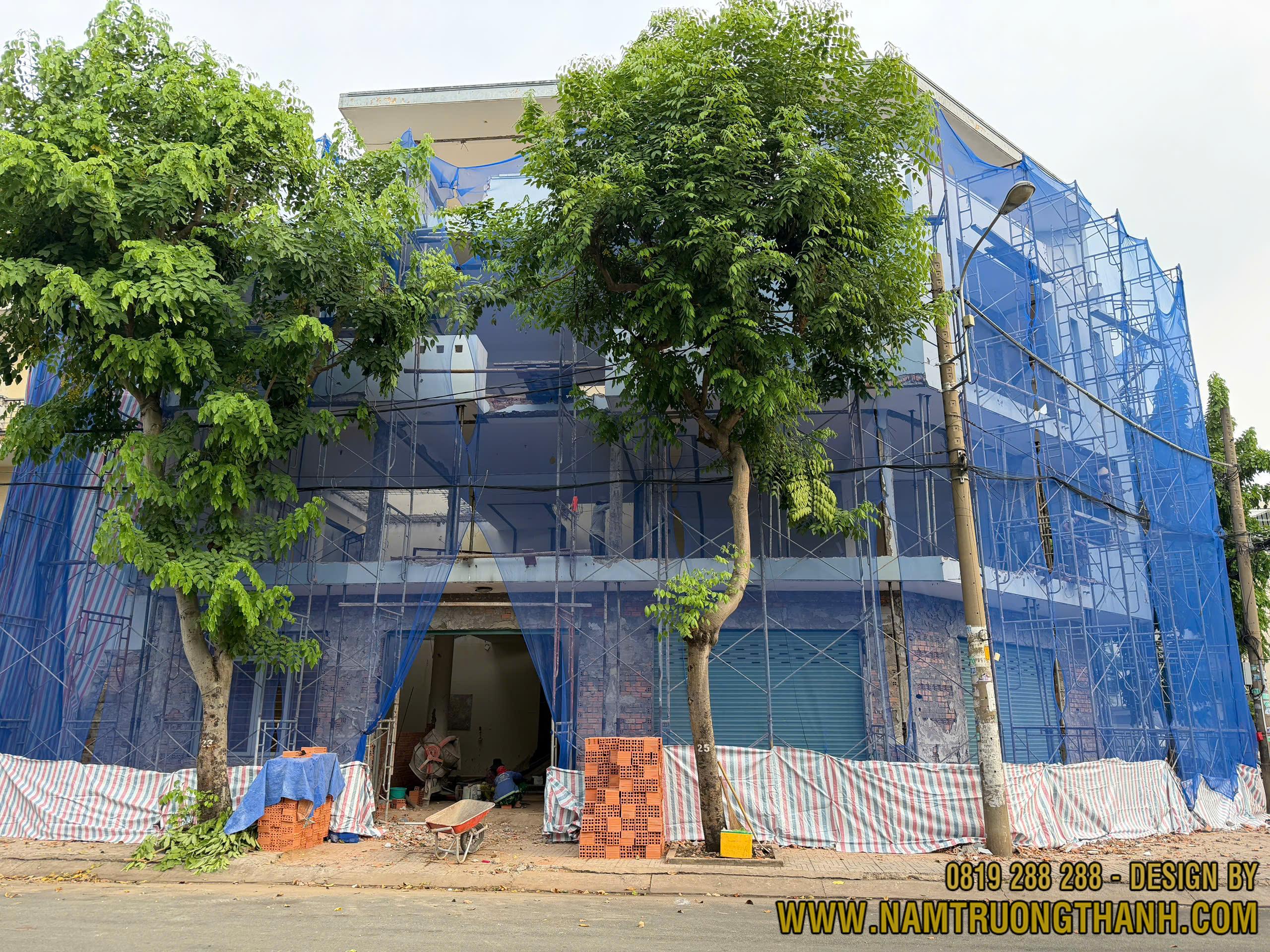 Công trình xây dựng được bao che bằng lưới xanh.