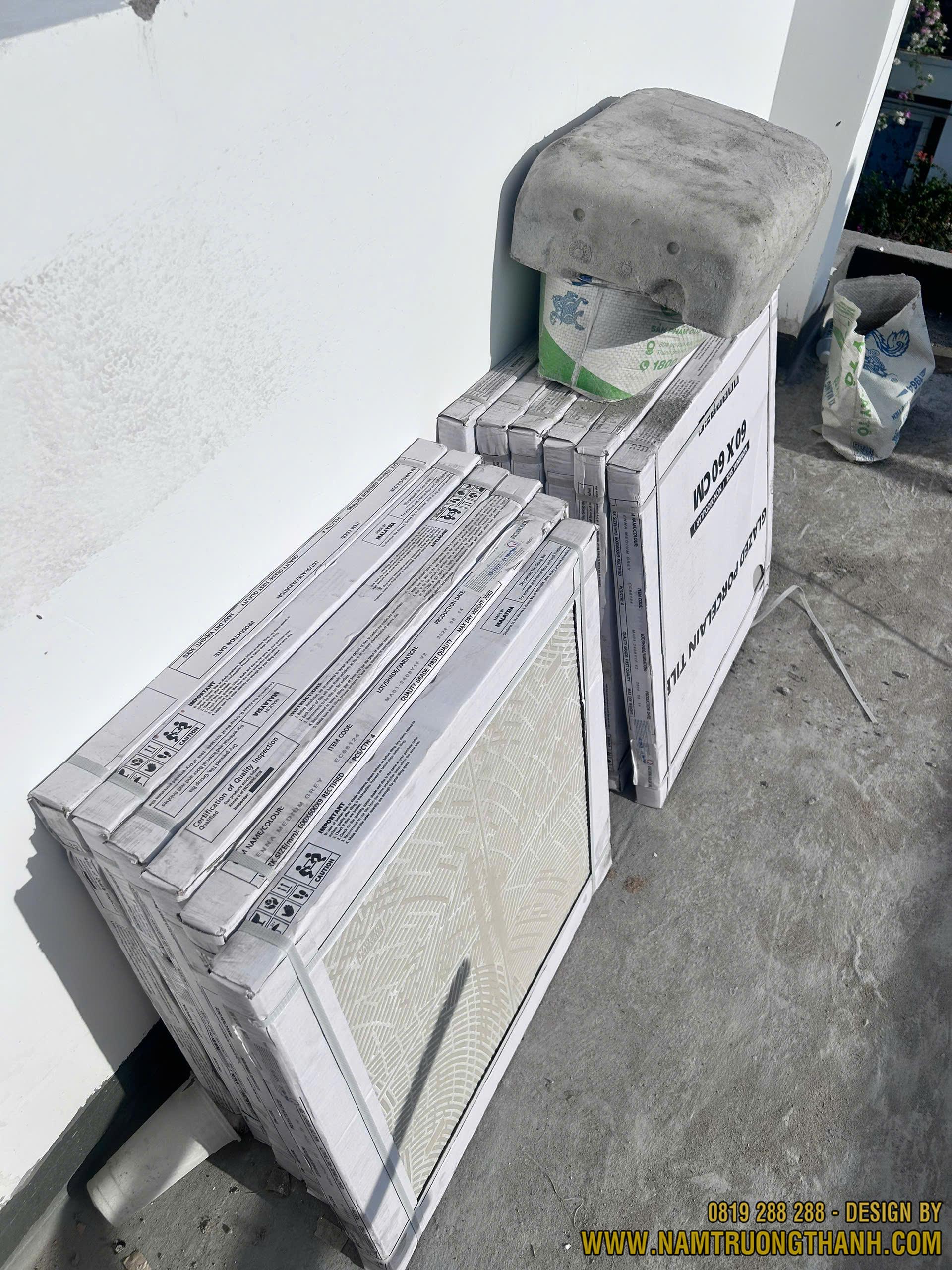 Các kiện gạch men lát nền nhập khẩu tập kết tại công trình.
