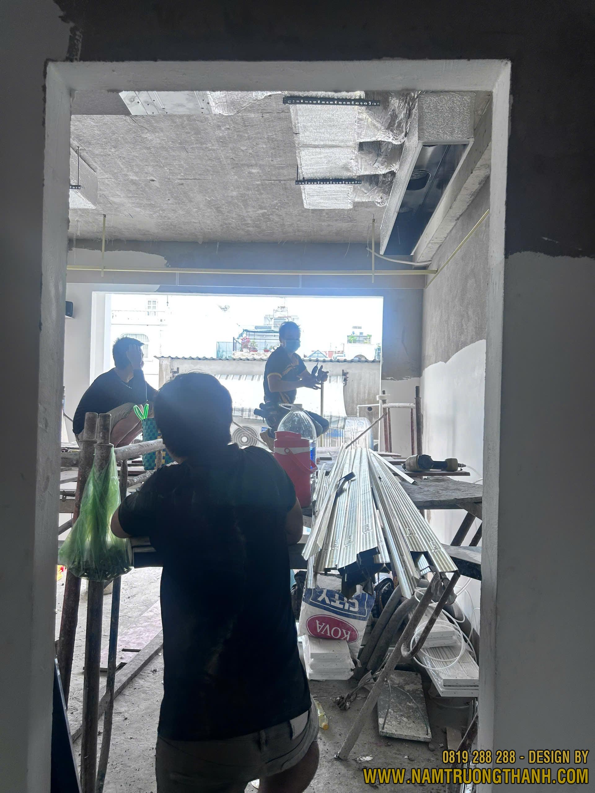 Đội ngũ kỹ sư túc trực giám sát công nhân lắp đặt hệ thống trên giàn giáo.