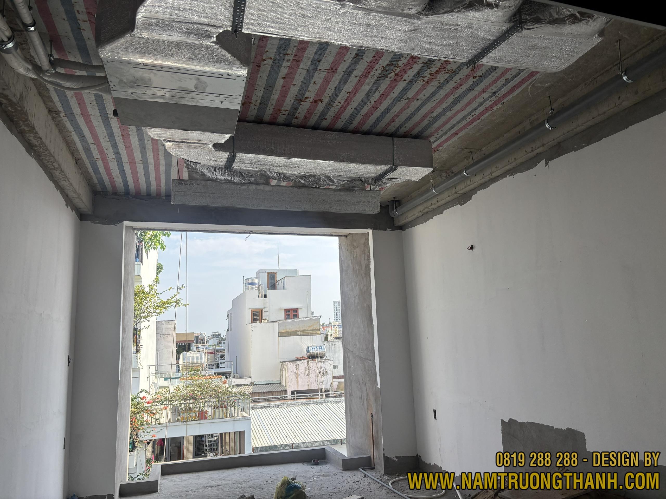 Góc trần thạch cao có lắp đặt lỗ thăm kỹ thuật.