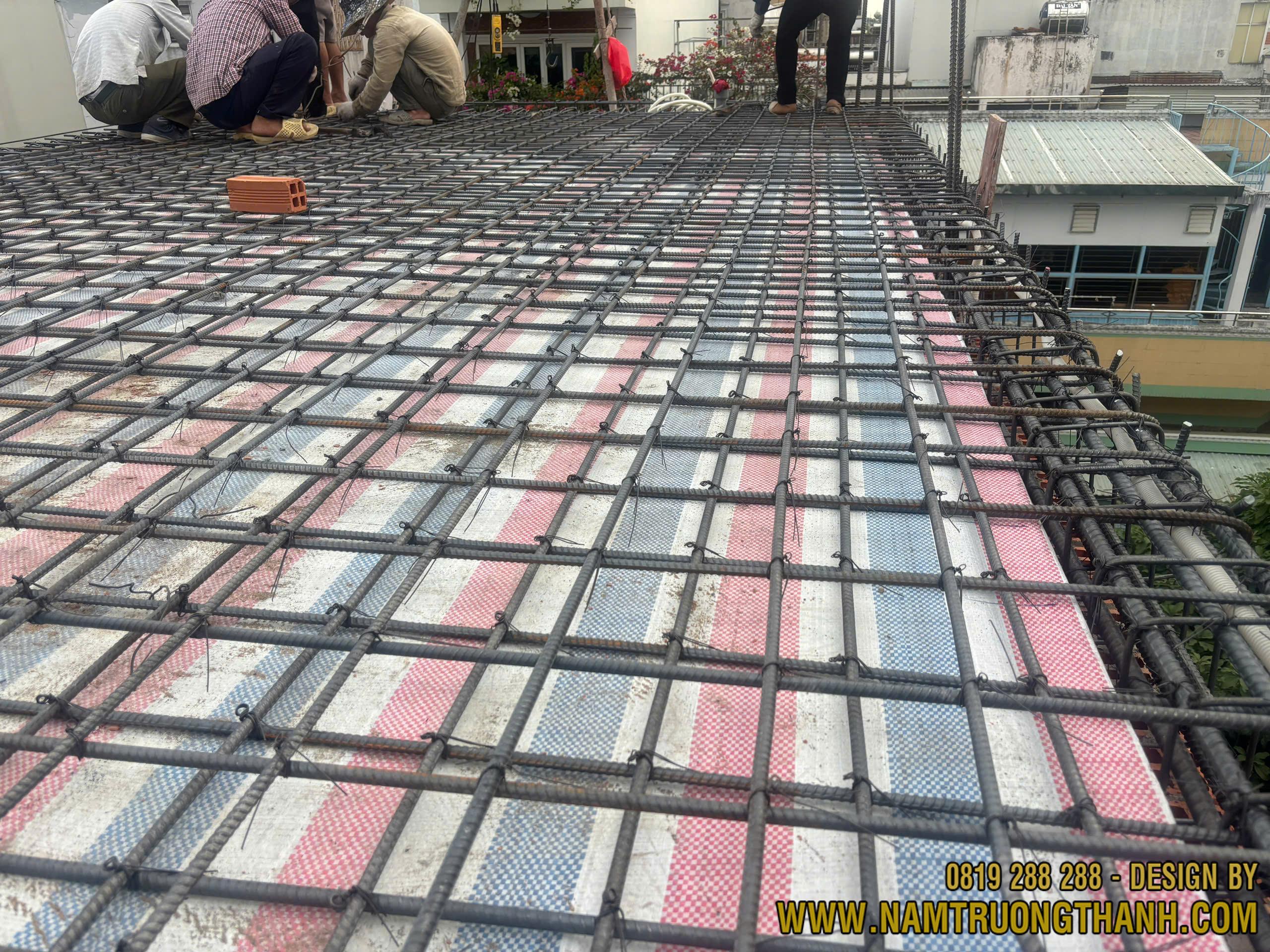 Cách nghiệm thu giàn thép sàn đan hai lớp thẳng hàng, đều đặn theo bản vẽ trước khi đổ bê tông.