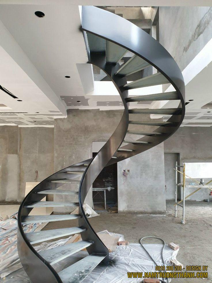 Thi công phần thô cầu thang sắt hình xoắn ốc nghệ thuật cho biệt thự.