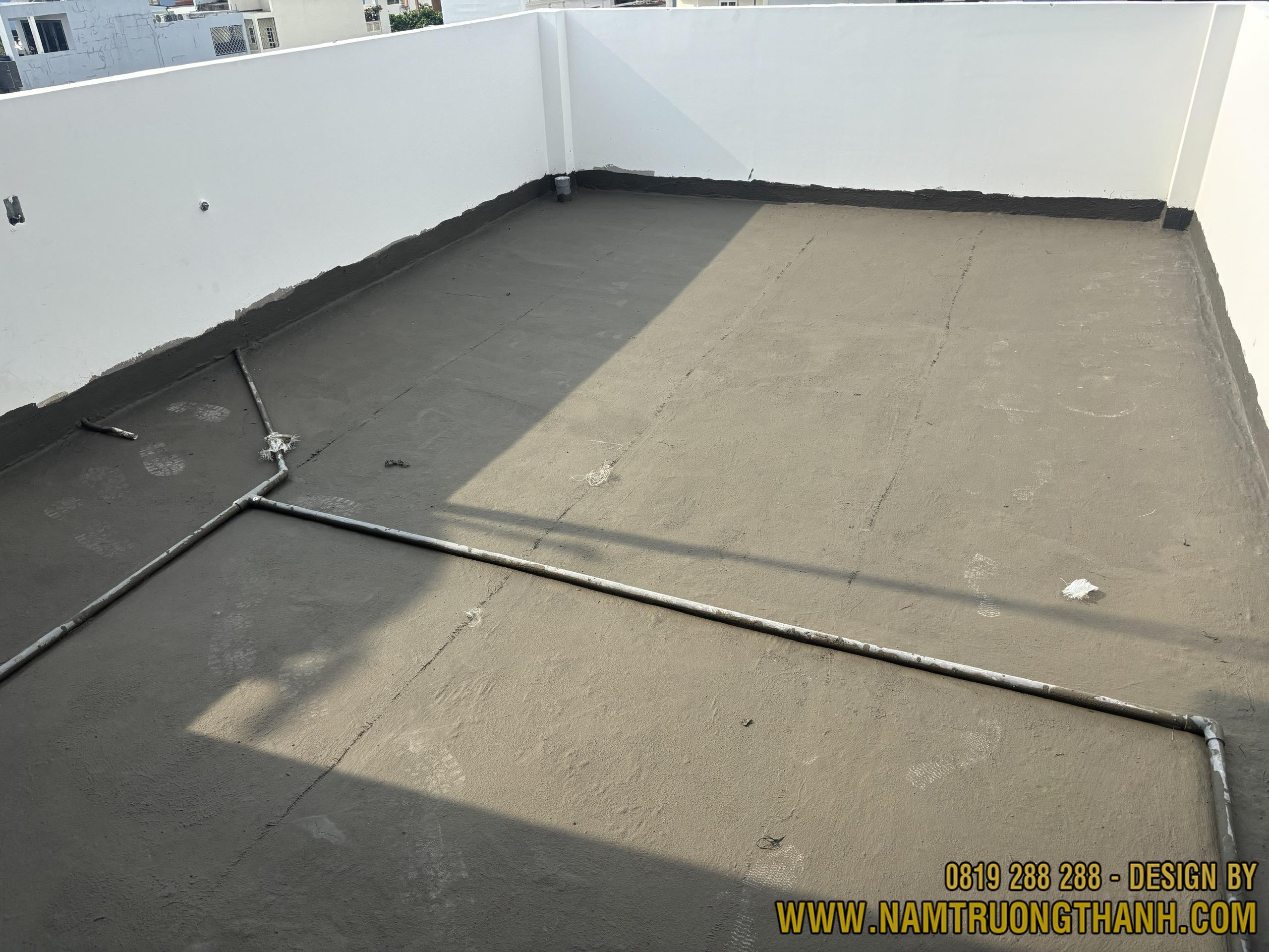 Sàn mái bê tông được quét hóa chất chống thấm dột chuyên dụng.