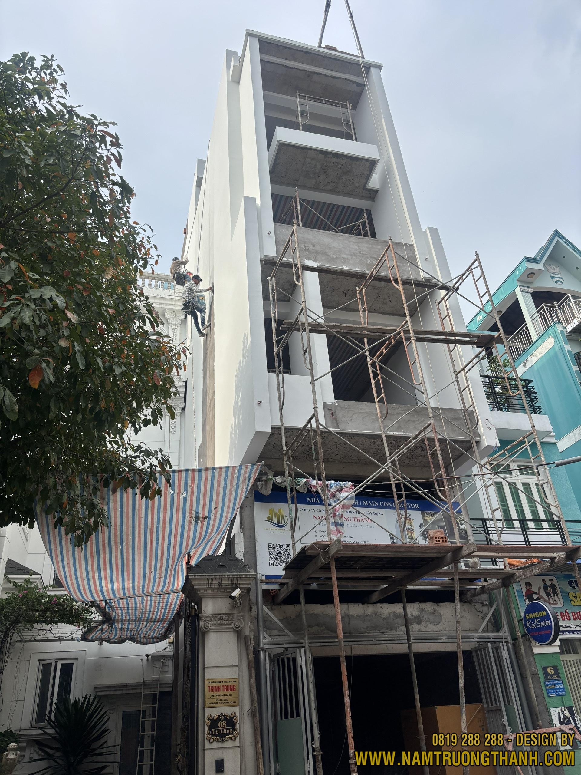 Việc bám sát tiến độ ngoài trời và chụp ảnh hiện trạng nhà bên giúp lưu trữ bằng chứng kết cấu, phòng ngừa tranh chấp lún nứt.