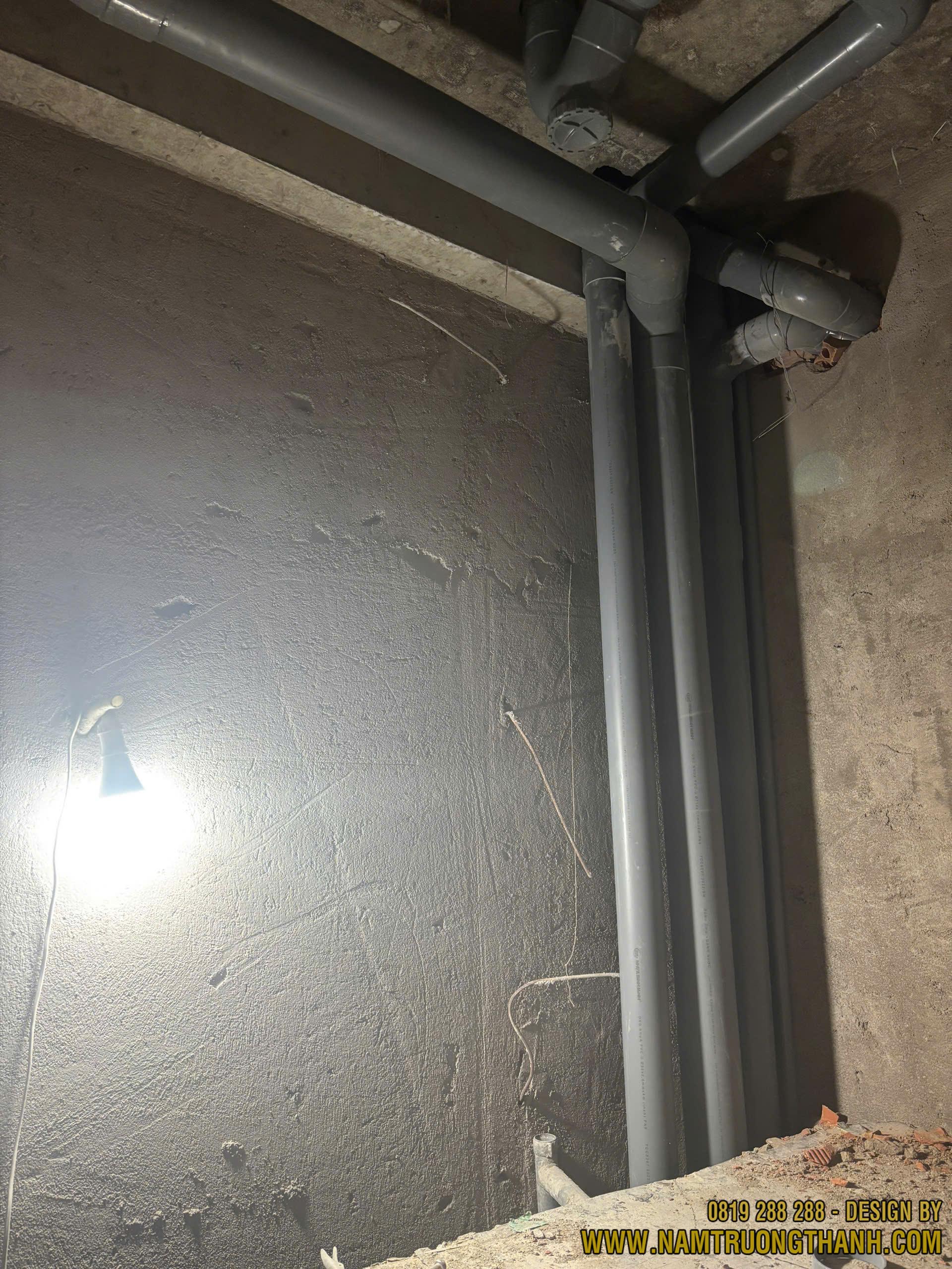 Các đường ống nhựa PVC thoát nước thải đi ngầm sát trần bê tông.