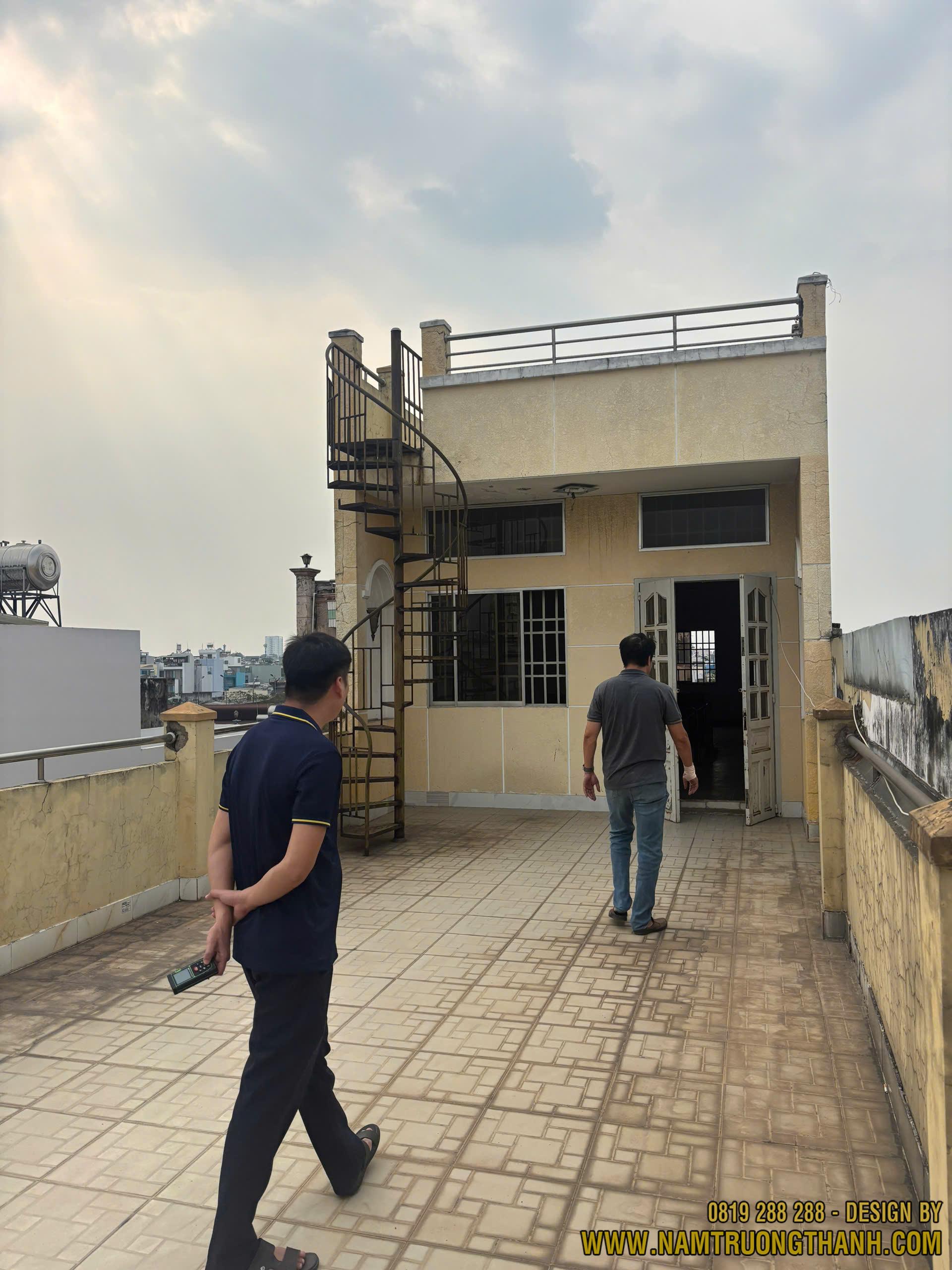 Quy trình khảo sát hiện trạng, đo đạc kết cấu móng dầm và độ nứt lún của nhà cũ trước khi đưa ra phương án nâng tầng, cải tạo.