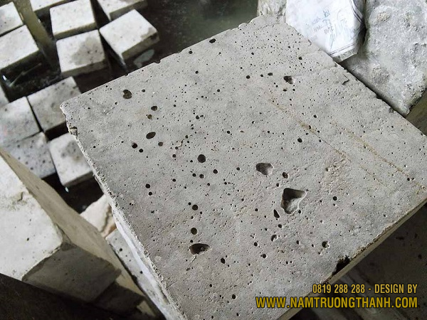 Dấu hiệu nhận biết kết cấu bê tông bị rỗ, kém chất lượng do thi công cẩu thả và thiếu đầm dùi.