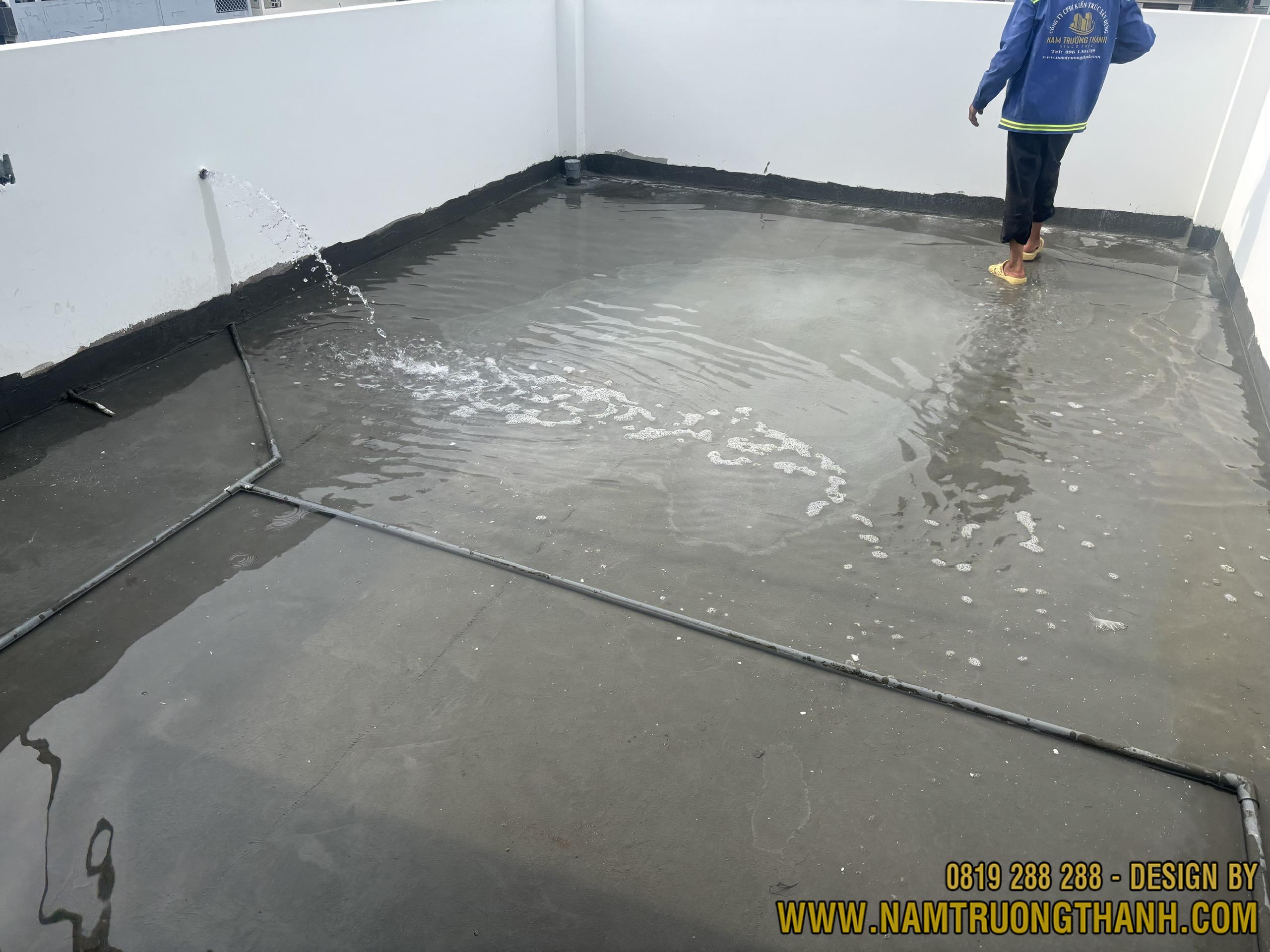 Quy trình ngâm nước 48 giờ để nghiệm thu chống thấm lộ thiên khu vực sân thượng trước khi cán vữa hoàn thiện.